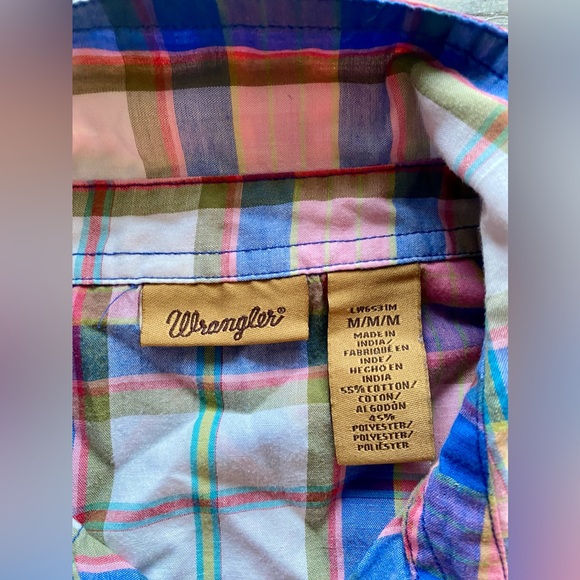 Women’s medium Wrangler, pearl snap button, fitted plaid shirt. - Picture 3 of 4